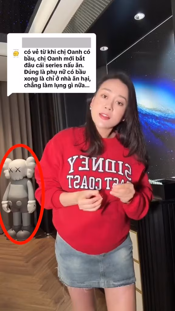 Ngoài phụ kiện thời trang, các đồ nội thất và trang trí khác cũng thu hút sự chú ý, nổi bật nhất là mô hình Kaws. Đây là món đồ chơi chỉ dành cho người có tiền khi giá niêm yết trên website của hãng không dưới hàng nghìn đô.