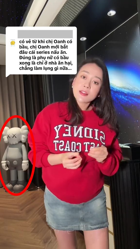 Ngoài phụ kiện thời trang, các đồ nội thất và trang trí khác cũng thu hút sự chú ý, nổi bật nhất là mô hình Kaws. Đây là món đồ chơi chỉ dành cho người có tiền khi giá niêm yết trên website của hãng không dưới hàng nghìn đô.