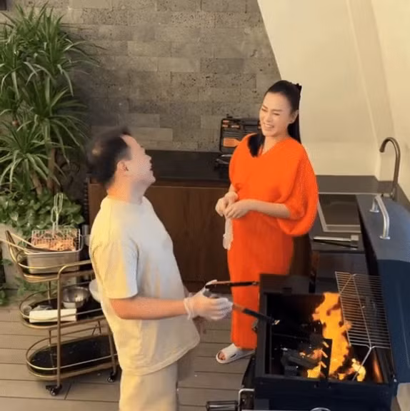 Trong nhà còn có khoảng sân rộng rãi để nướng thịt ngoài trời. Nguồn ảnh: FBNV, chụp màn hình