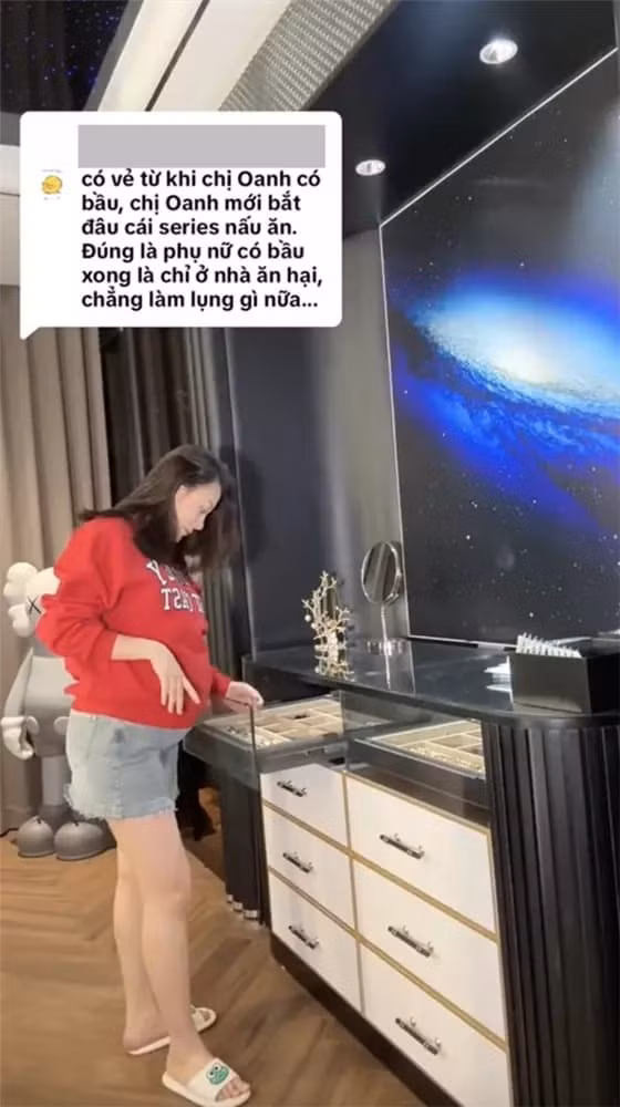 Đáng chú ý, bàn trang điểm và tủ phụ kiện, túi xách của Phương Oanh trải dài từ đầu này đến đầu kia trên các kệ tủ trong gian căn phòng.