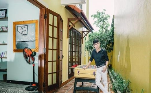 Yêu thích nét cổ xưa, ca sĩ Long Nhật không đập đi xây lại mà cho tu sửa căn biệt thự. Ảnh: Ngoisao