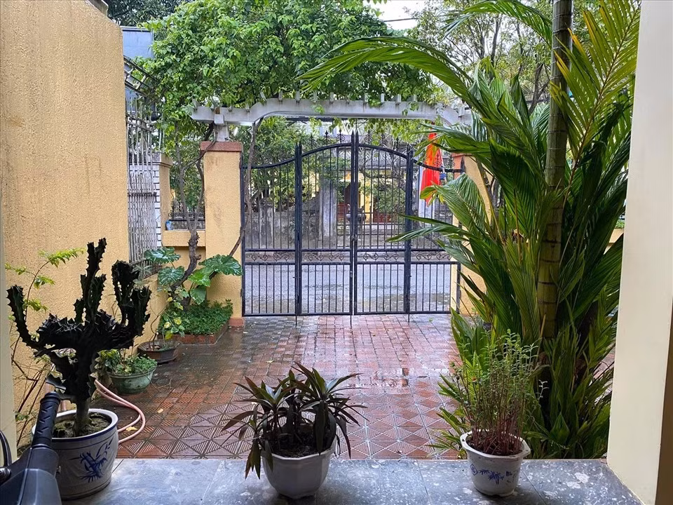 Trước hiên nhà có cổng lớn và sân vườn được trồng nhiều cây xanh. Ảnh: Giadinhxahoi