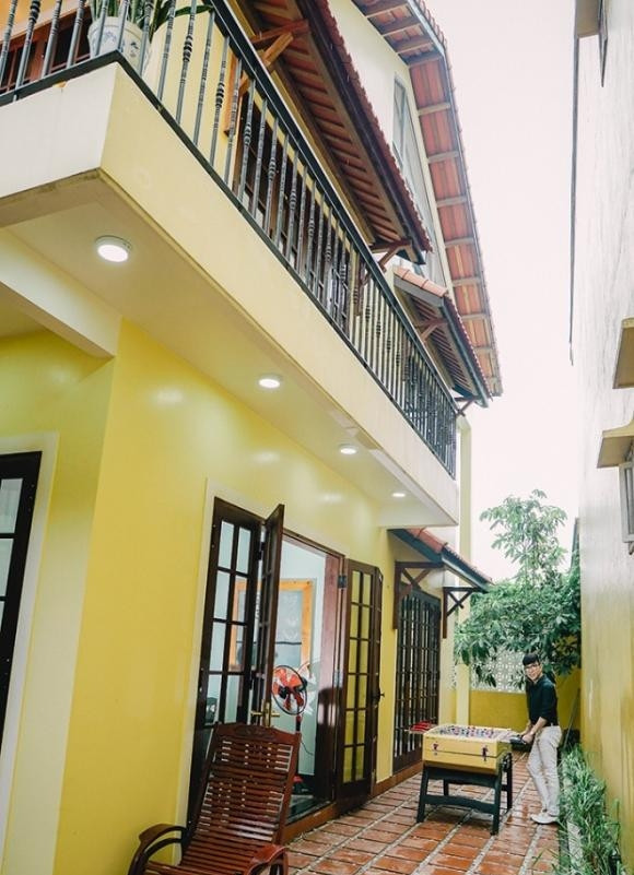 Biệt thự của ca sĩ Long Nhật mang kiến trúc kiểu cổ, gồm 3 tầng lầu với nhiều phòng khác nhau. Ảnh: Ngoisao