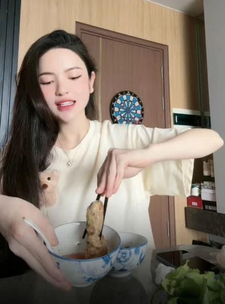 Hàng xóm của Quang Hải - Thanh Huyền là vợ chồng Hà Đức Chinh - Mai Hà Trang. Ảnh: FBNV