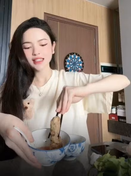 Hàng xóm của Quang Hải - Thanh Huyền là vợ chồng Hà Đức Chinh - Mai Hà Trang. Ảnh: FBNV