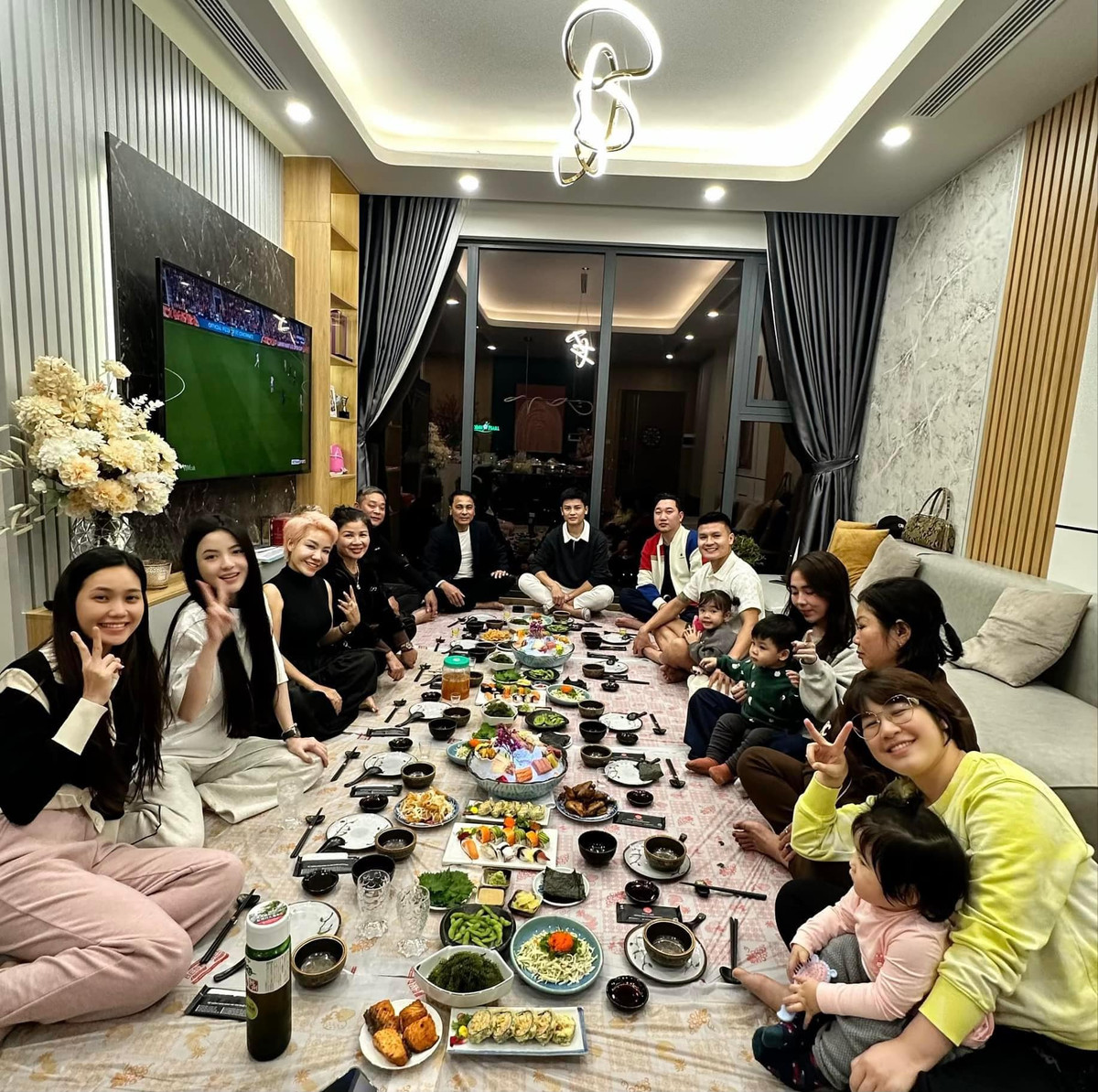 Hồi đầu tháng 3, thông gia hai nhà Quang Hải và Chu Thanh Huyền quây quần trong bữa tối tại căn hộ của nam cầu thủ đã hé lộ một phần không gian phòng khách. Ảnh: FBNV