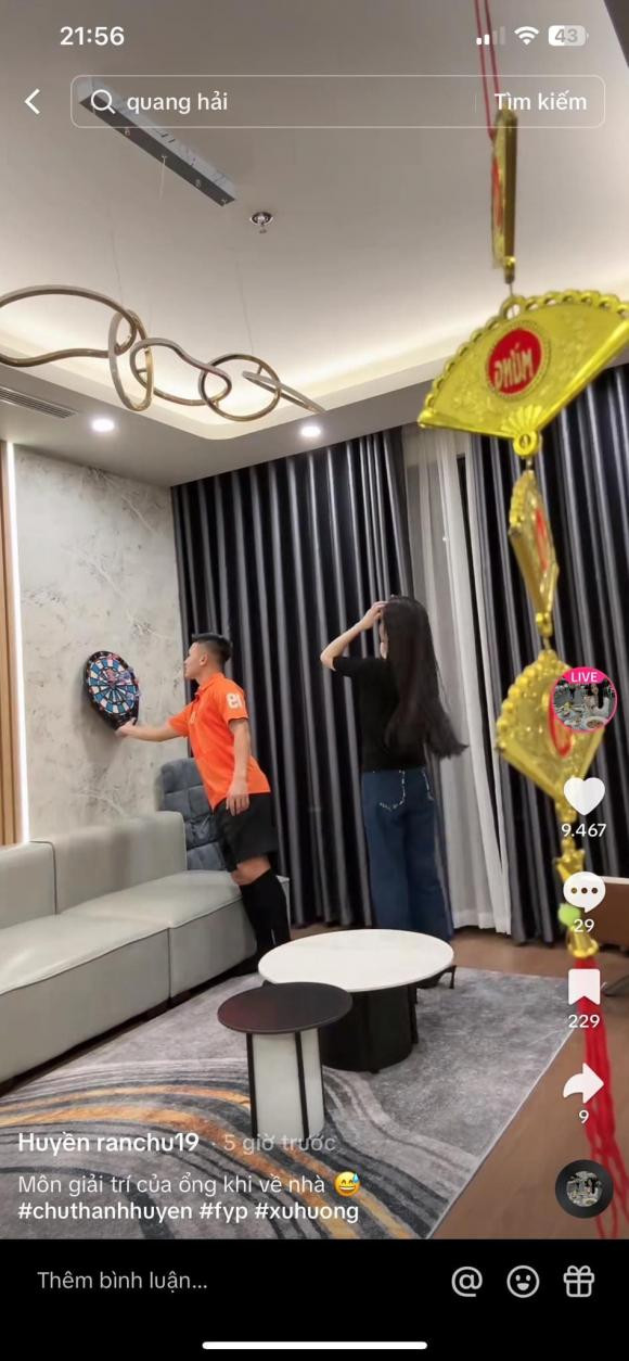 Mới đây, Chu Thanh Huyền chia sẻ khoảnh khắc giải trí tại gia của 2 vợ chồng với trò ném phi tiêu. Qua đó, không gian căn hộ tân hôn của Quang Hải - Chu Thanh Huyền được hé lộ. Ảnh: FBNV