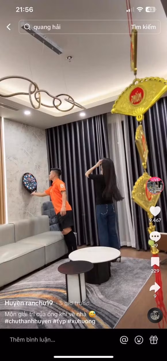 Mới đây, Chu Thanh Huyền chia sẻ khoảnh khắc giải trí tại gia của 2 vợ chồng với trò ném phi tiêu. Qua đó, không gian căn hộ tân hôn của Quang Hải - Chu Thanh Huyền được hé lộ. Ảnh: FBNV