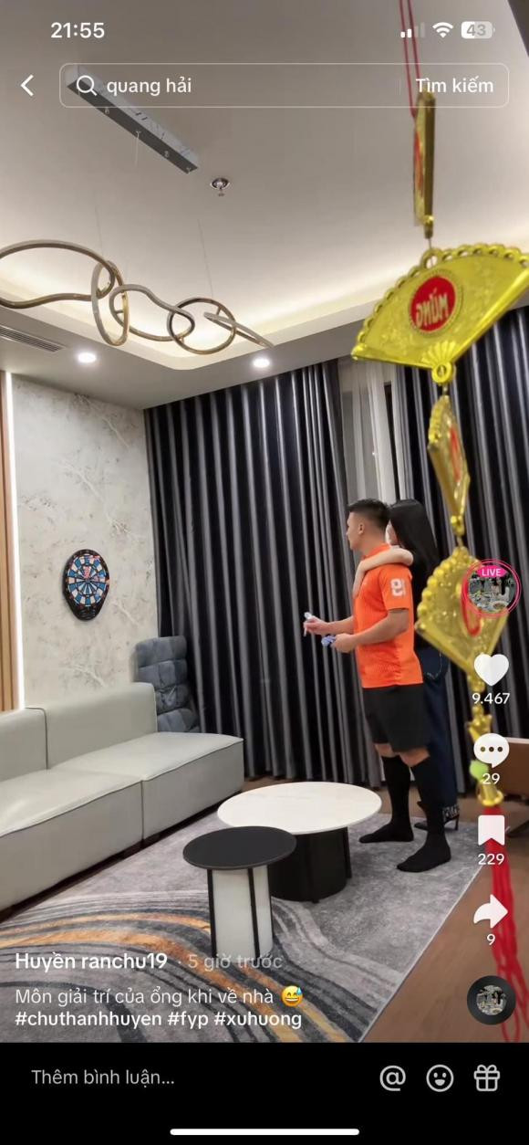 Căn hộ của Quang Hải thiết kế theo phong cách hiện đại, sang trọng với gam màu trắng, nâu và xám đen làm chủ đạo. Ảnh: FBNV