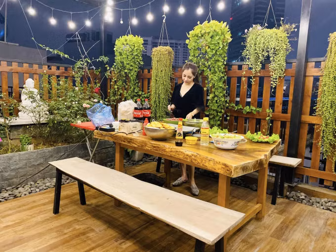 Tầng 9 và sân thượng, Bạch Lan Phương dùng làm không gian thư giãn, thường xuyên mời bạn bè về nhà tụ tập. Ảnh: FBNV