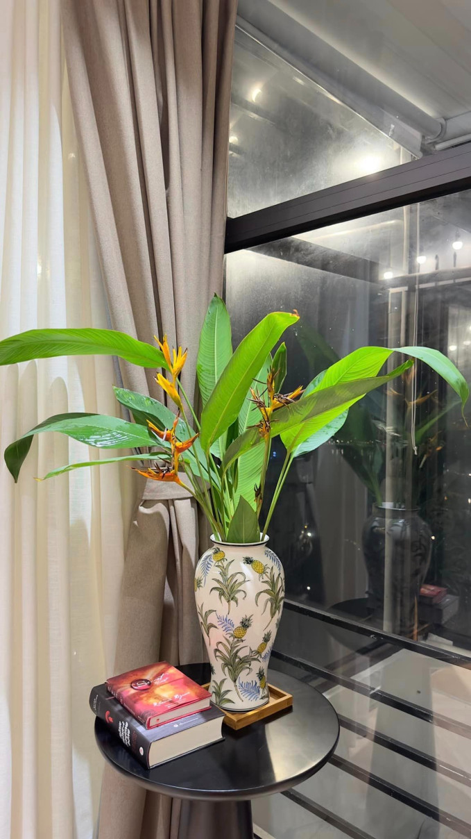 Trong nhà được trang trí bằng nhiều bình hoa tươi xinh xắn. Ảnh: FBNV