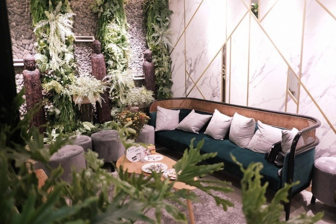 Ngôi nhà gồm 9 tầng, diện tích đất 55m2 nằm trong khu vực đắt đỏ của Hà Nội, từ tầng 1 - 4 dành cho công việc kinh doanh, từ tầng 5 - 9 là nhà ở cho cả gia đình. Ảnh: FBNV