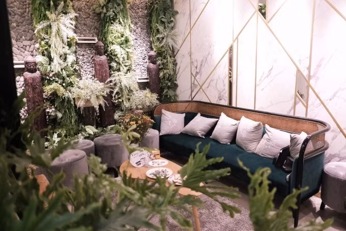 Ngôi nhà gồm 9 tầng, diện tích đất 55m2 nằm trong khu vực đắt đỏ của Hà Nội, từ tầng 1 - 4 dành cho công việc kinh doanh, từ tầng 5 - 9 là nhà ở cho cả gia đình. Ảnh: FBNV