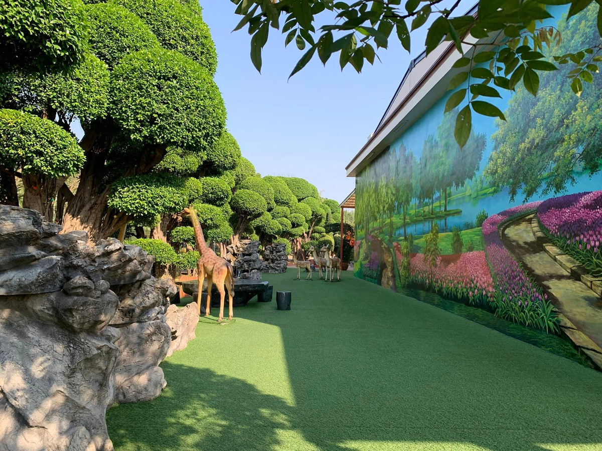 Tuy không tiết lộ giá tiền nhưng bất cứ ai đến tham quan đều đoán được giá trị khu vườn của đại gia Thái Nguyên lên tới cả nghìn tỷ đồng. Ảnh chụp màn hình Độc lạ Bình Dương