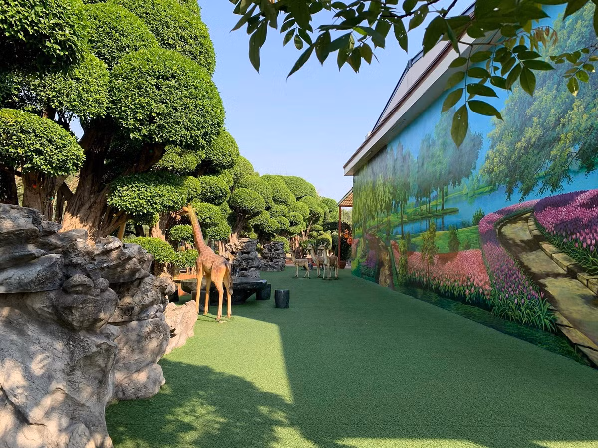 Tuy không tiết lộ giá tiền nhưng bất cứ ai đến tham quan đều đoán được giá trị khu vườn của đại gia Thái Nguyên lên tới cả nghìn tỷ đồng. Ảnh chụp màn hình Độc lạ Bình Dương