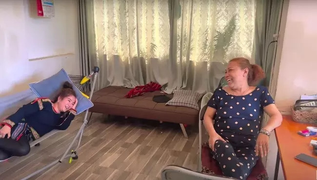 Phòng khách rộng rãi với các vật dụng đều đơn giản. Ảnh: Cắt từ clip