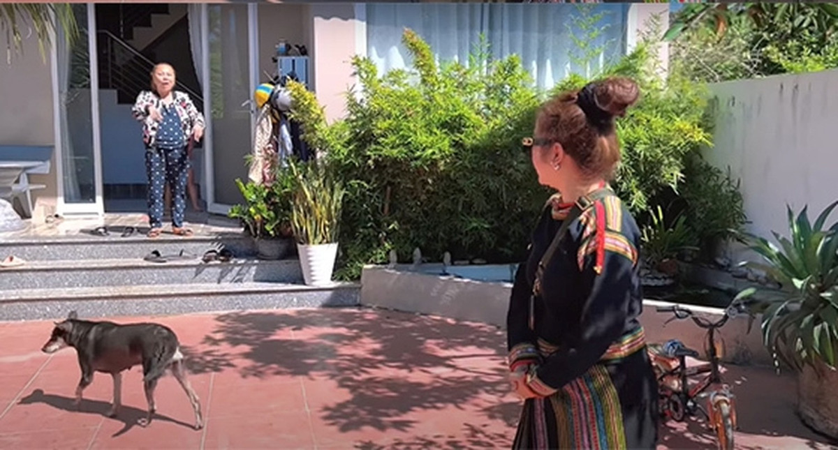 Căn nhà có cổng và sân lớn, hàng rào được xây dựng khá vững chắc. Ảnh chụp màn hình