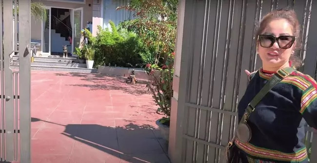 Thúy Nga từng tới thăm nhà của Siu Black. Đó là một ngôi nhà có khoảng sân rộng ở Tây Nguyên. Ảnh: Cắt từ clip