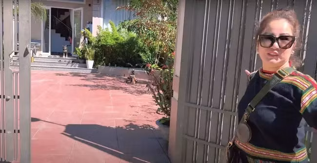 Thúy Nga từng tới thăm nhà của Siu Black. Đó là một ngôi nhà có khoảng sân rộng ở Tây Nguyên. Ảnh: Cắt từ clip