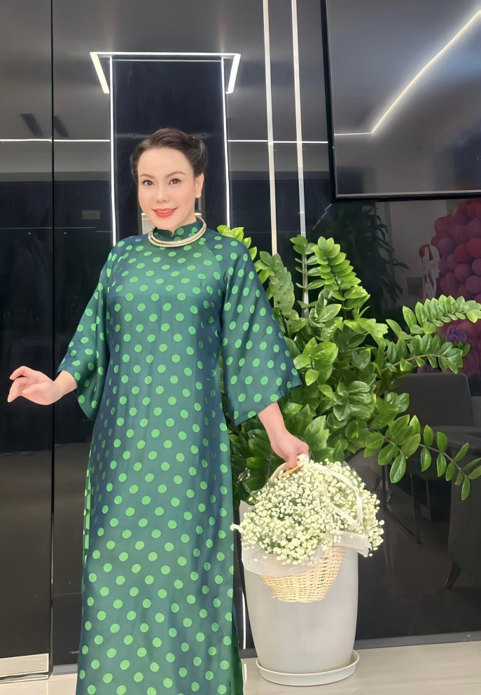 Đón Tết Giáp Thìn 2024, vợ chồng danh hài Việt Hương trang trí lộng lẫy căn biệt thự bề thế trị giá 240 tỷ đồng tại TP HCM.