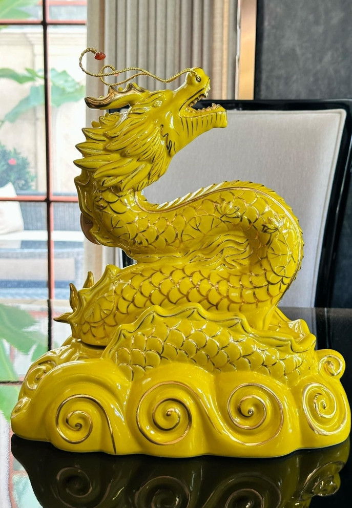 Ngoài hoa, nghệ sĩ Việt Hương còn trưng các bình rượu làm từ gốm đặc biệt với họa tiết rồng – linh vật cho năm Giáp Thìn 2024.