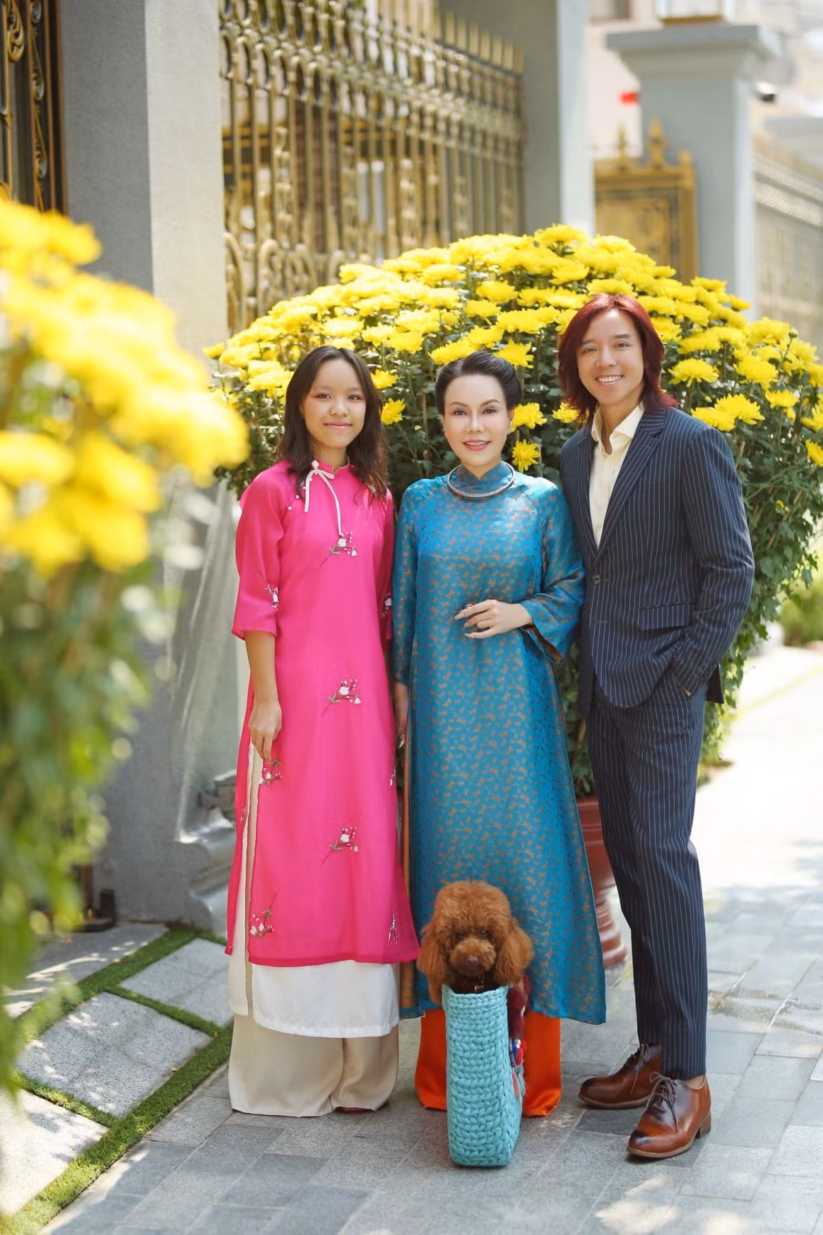 Biệt thự của nghệ sĩ Việt Hương ngập tràn sắc xuân với các loại hoa rực rỡ.