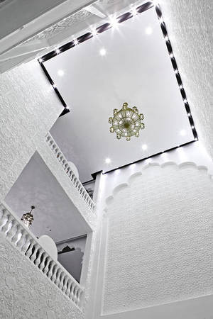 Vị trí sảnh chờ và lối lên các phòng, khu vực chức năng bên trong khiến nhiều người ngỡ như mình đang lạc trong một tòa lâu đài nguy nga. Ảnh: ivuvu