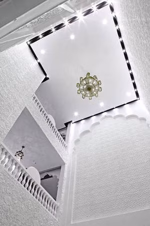 Vị trí sảnh chờ và lối lên các phòng, khu vực chức năng bên trong khiến nhiều người ngỡ như mình đang lạc trong một tòa lâu đài nguy nga. Ảnh: ivuvu