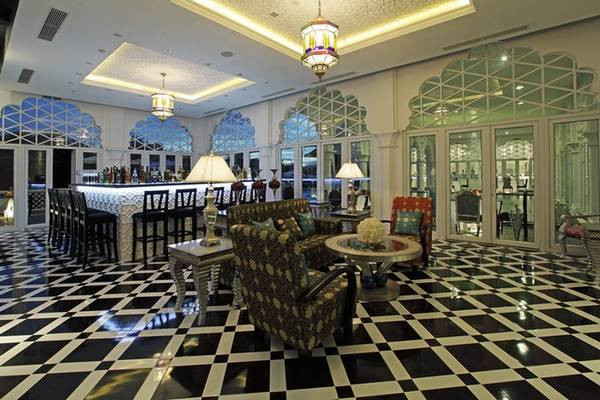 Bên trong tòa nhà có hai nhà hàng. Khu vực món Italy ở tầng trệt, có thể phóng tầm nhìn ra phía hồ Bán Nguyệt thoáng đãng. Ảnh: ivuvu