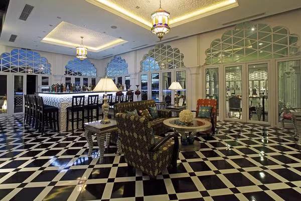 Bên trong tòa nhà có hai nhà hàng. Khu vực món Italy ở tầng trệt, có thể phóng tầm nhìn ra phía hồ Bán Nguyệt thoáng đãng. Ảnh: ivuvu