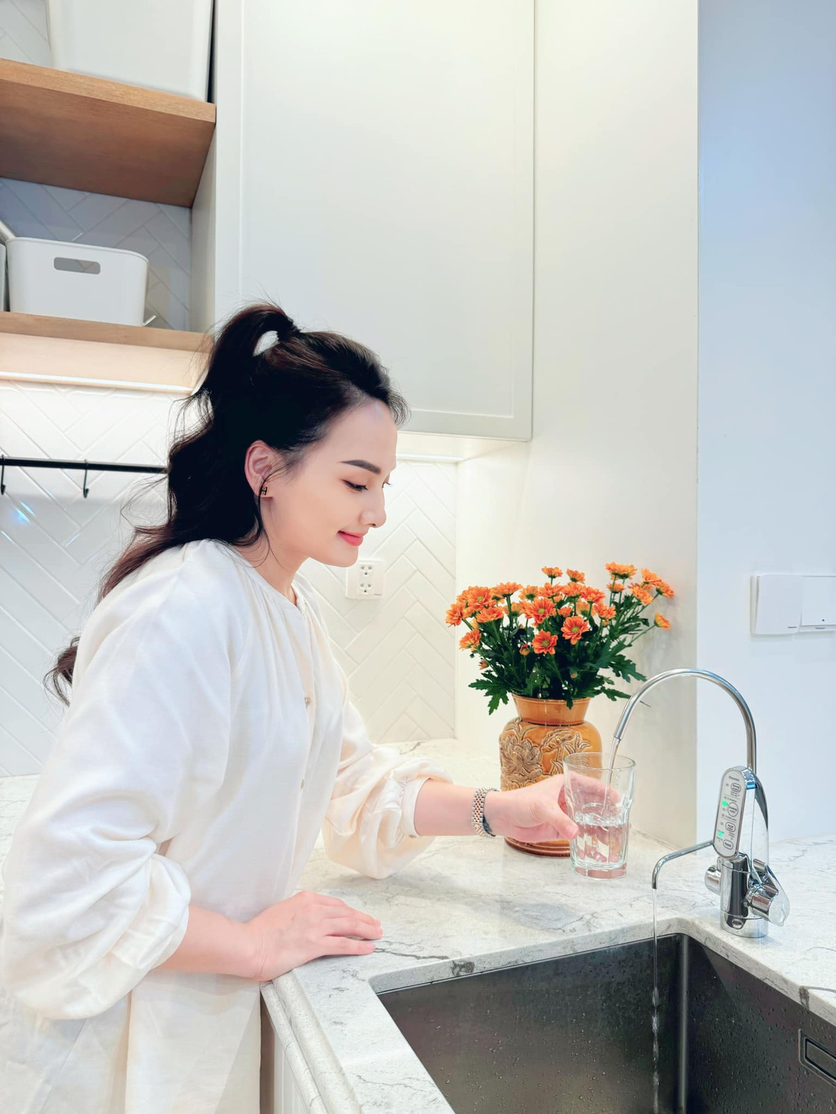 Khu bếp thiết kế hiện đại với tông màu sáng chủ đạo. Ảnh: FB Bảo Thanh