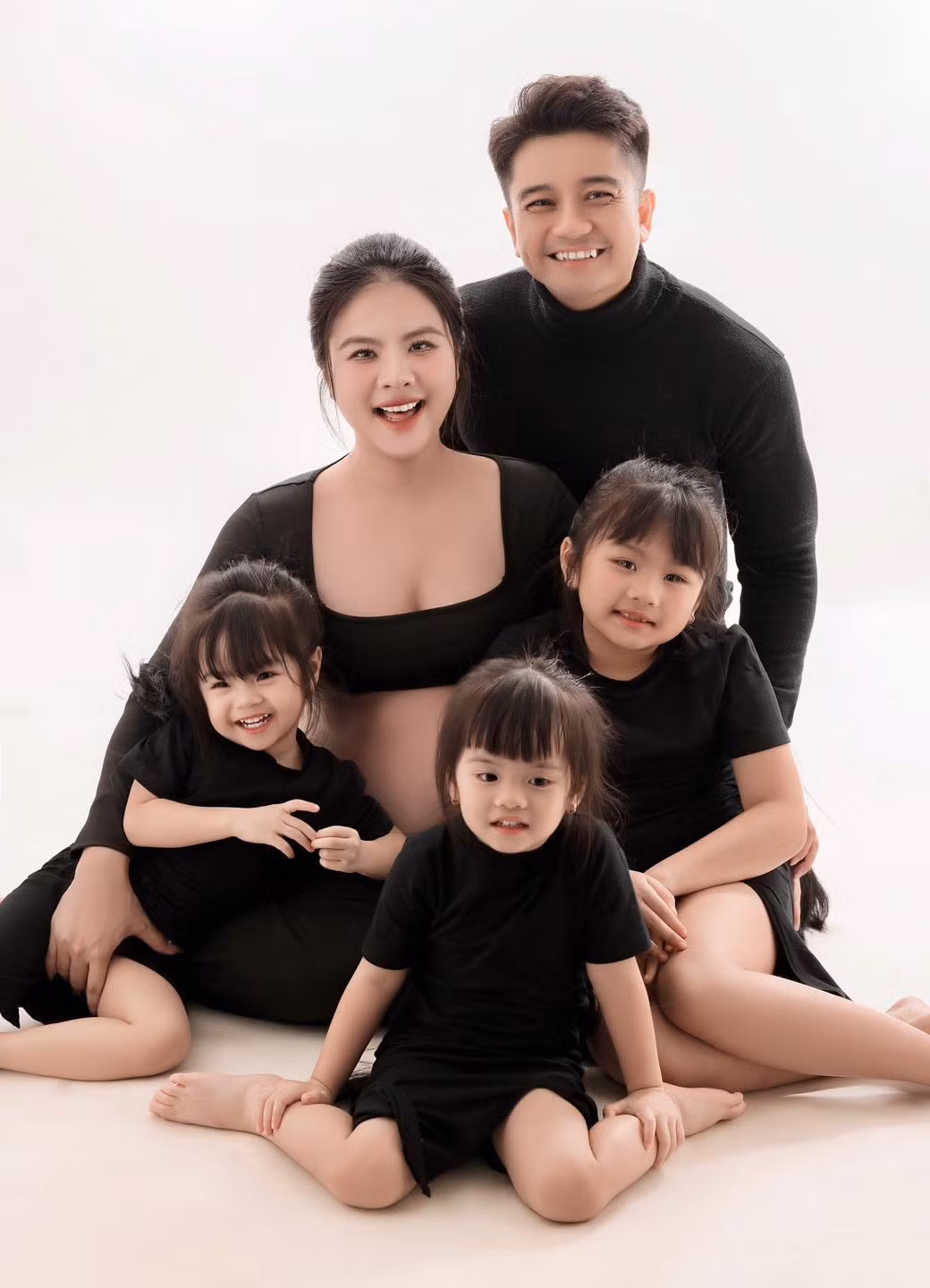 Mới đây, diễn viên Vân Trang tiết lộ đang mang bầu lần 4. Nữ diễn viên đang ở tháng thứ 8 của thai kỳ và sẽ sinh quý tử vào nửa cuối tháng 10 tới. Ảnh: FB Vân Trang