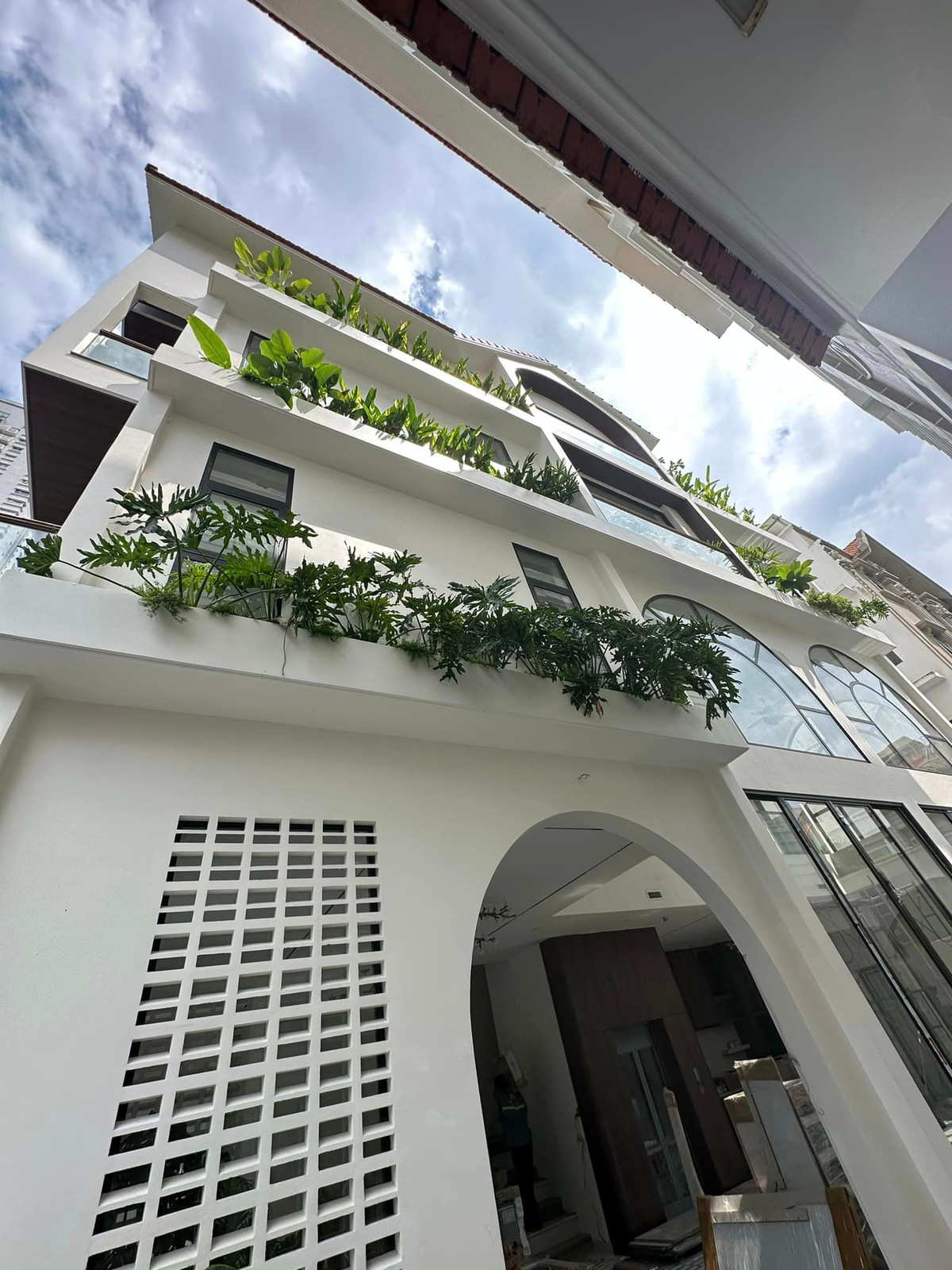 Ban công mỗi tầng đều được trồng cây xanh mướt. Ảnh: FB Vân Trang