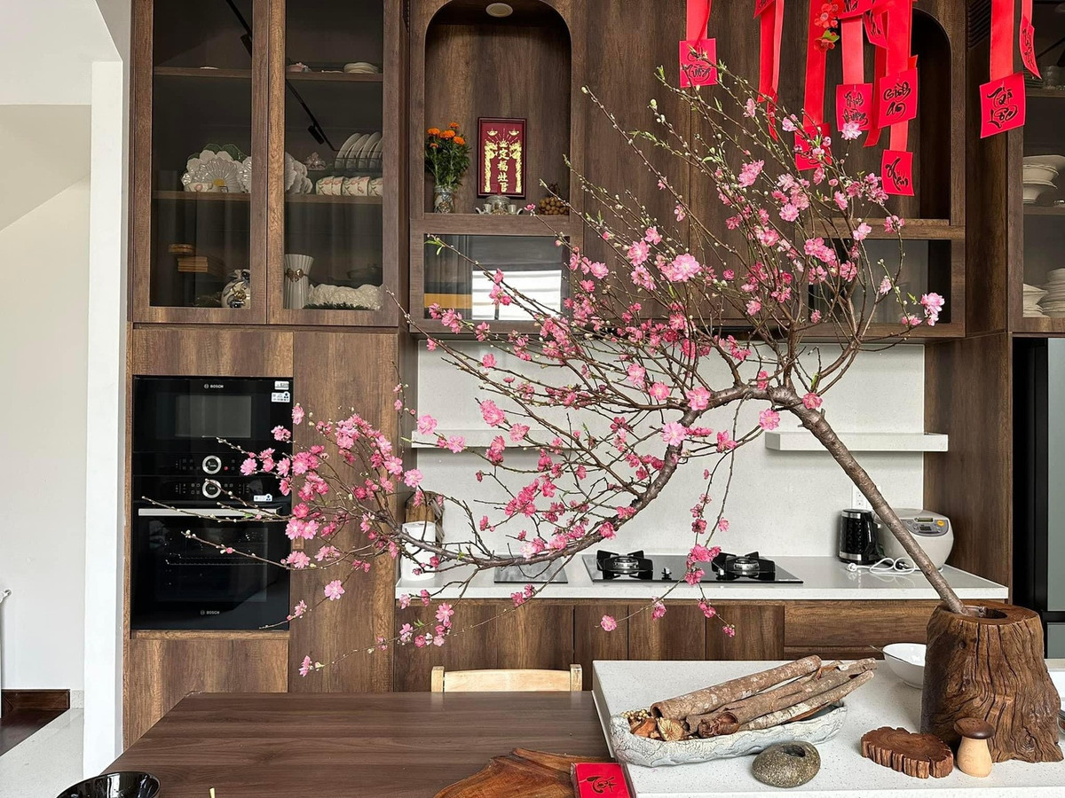 Vân Trang và chồng doanh nhân ưu tiên nội thất cao cấp bằng gỗ, tối giản và tinh tế. Ảnh: FB Vân Trang