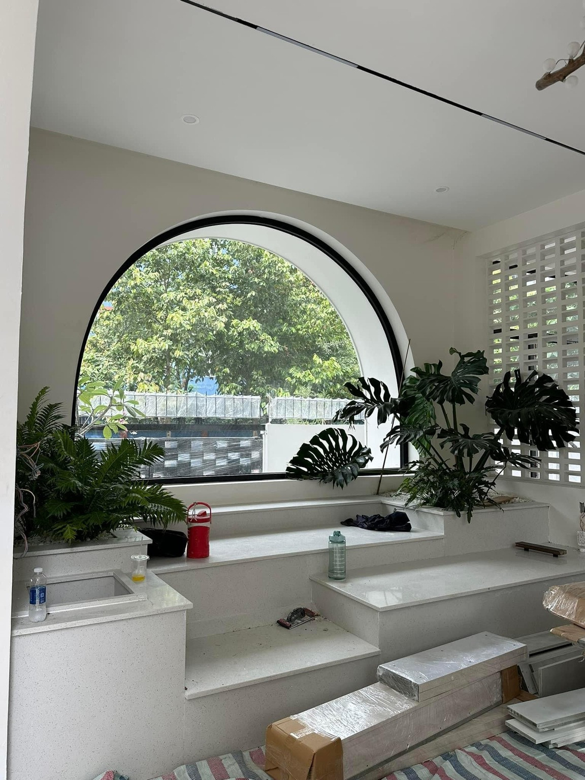 Các phòng bên trong nhà đều tận dụng tối đa ánh sáng tự nhiên. Ảnh: FB Vân Trang