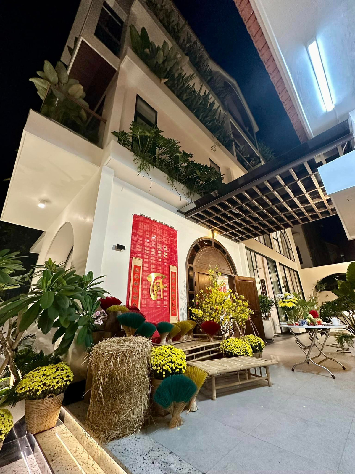 Căn biệt thự do cặp đôi cùng lên ý tưởng cải tạo và bố trí nội thất. Ảnh: FB Vân Trang