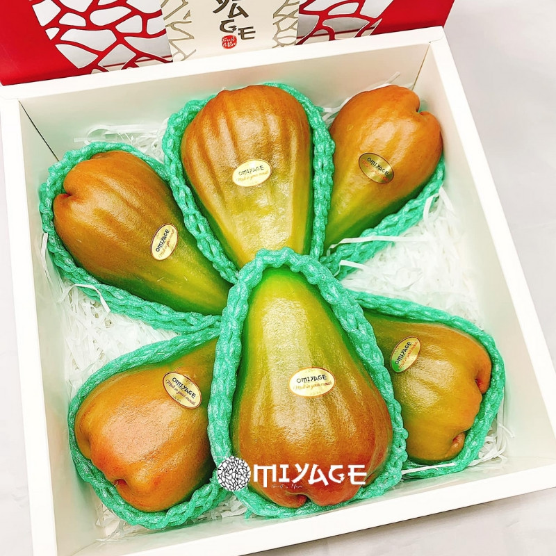 Không chỉ loại quả trong nước, nhiều trái cây nhập khẩu nước ngoài kích cỡ và trọng lượng "khủng" cũng gây sốt thị trường Việt. Có thể kể đến như roi ngọc bích Đài Loan. Ảnh: Omiyage