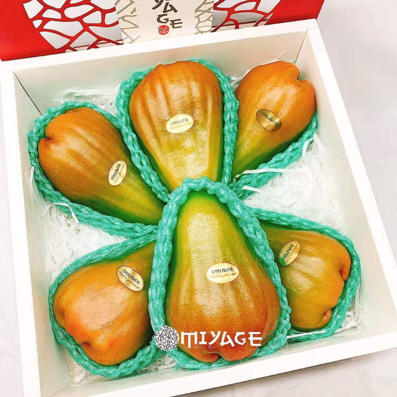 Không chỉ loại quả trong nước, nhiều trái cây nhập khẩu nước ngoài kích cỡ và trọng lượng "khủng" cũng gây sốt thị trường Việt. Có thể kể đến như roi ngọc bích Đài Loan. Ảnh: Omiyage