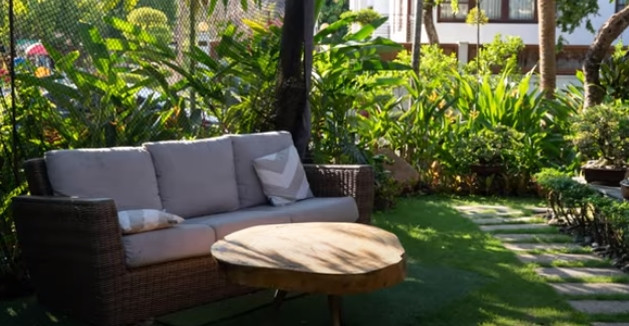 Phía trước là bãi cỏ rộng, Hà Kiều Anh dùng làm sân đá bóng cho các con