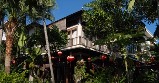 Tại Việt Nam, H oa hậu Hà Kiều Anh sở hữu căn biệt thự diện tích 450m2 tọa lạc ở Lan Anh Village, Bình An, Quận 2, TP HCM.