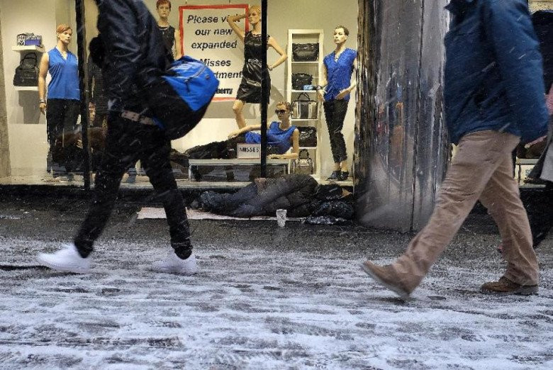 Khoảng cách giàu nghèo tại New York cũng khá lớn. Trên các góc phố ở Manhattan, các nhà môi giới phố Wall bắt gặp những người vô gia cư. Ảnh: AFP