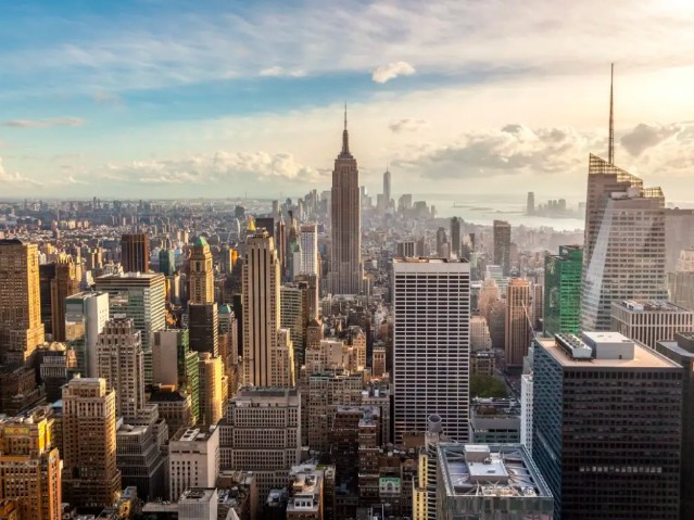 Báo cáo cũng cho thấy, số triệu phú ở New York đã tăng 48% trong thập kỷ qua, bất chấp lo ngại về sự tháo chạy của cải và đại dịch COVID-19 làm giảm dân số giàu có của thành phố. Ảnh: Getty