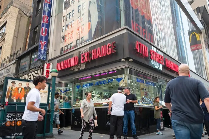 New York sản xuất nhiều sữa chua hơn bất kỳ bang nào khác nhưng mặt hàng xuất khẩu số 1 của New York là kim cương. Ảnh: Getty