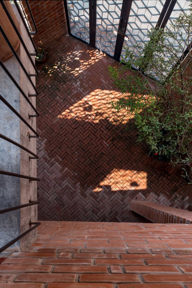 Công trình bao gồm một chuỗi không gian được kết nối với nhau bằng những khẩu độ ngẫu nhiên chuyển dần từ cởi mở/công khai sang gần gũi/riêng tư và ngược lại.