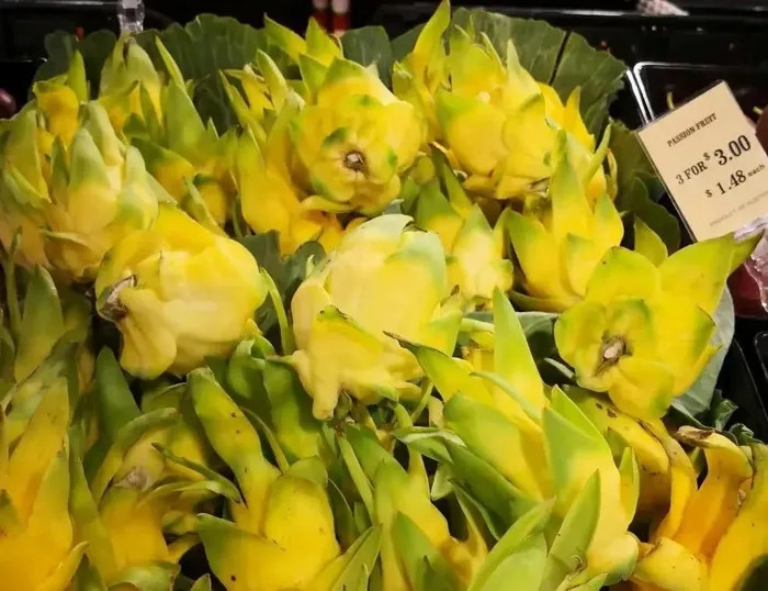 Thanh long vàng Ecuador: Trong khi thanh long bình thường có vỏ đỏ, ruột trắng hoặc đỏ thì loại thanh loang Ecuador này có vỏ vàng ruột trắng. Sở dĩ loại thanh long này có giá đắt đỏ là do chu kỳ sinh trưởng chậm và sản lượng hiếm, điều này góp phần khiến cho thanh long có vị ngọt hơn hẳn. Giá của nó khoảng 850.000 VNĐ/kg.