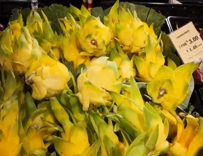 Thanh long vàng Ecuador: Trong khi thanh long bình thường có vỏ đỏ, ruột trắng hoặc đỏ thì loại thanh loang Ecuador này có vỏ vàng ruột trắng. Sở dĩ loại thanh long này có giá đắt đỏ là do chu kỳ sinh trưởng chậm và sản lượng hiếm, điều này góp phần khiến cho thanh long có vị ngọt hơn hẳn. Giá của nó khoảng 850.000 VNĐ/kg.