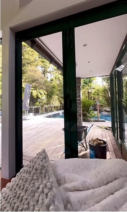 Bao quanh ngôi nhà của Trương Phương là thiên nhiên xanh mát, mang đến cảm giác thư thái và yên bình.