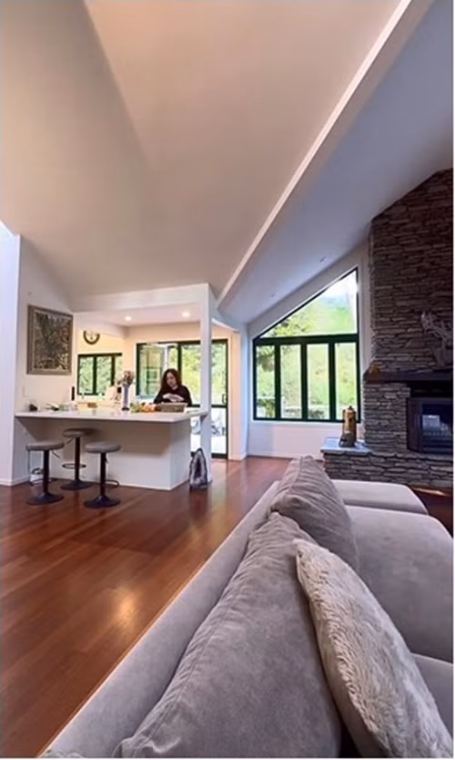 Phòng khách thiết kế mở, kết nối trực tiếp với bếp và bàn ăn.