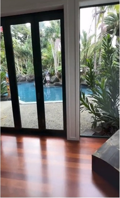 Căn nhà thiết kế hiện đại với nhiều cửa kính lớn cho ánh sáng ngập tràn từng góc.