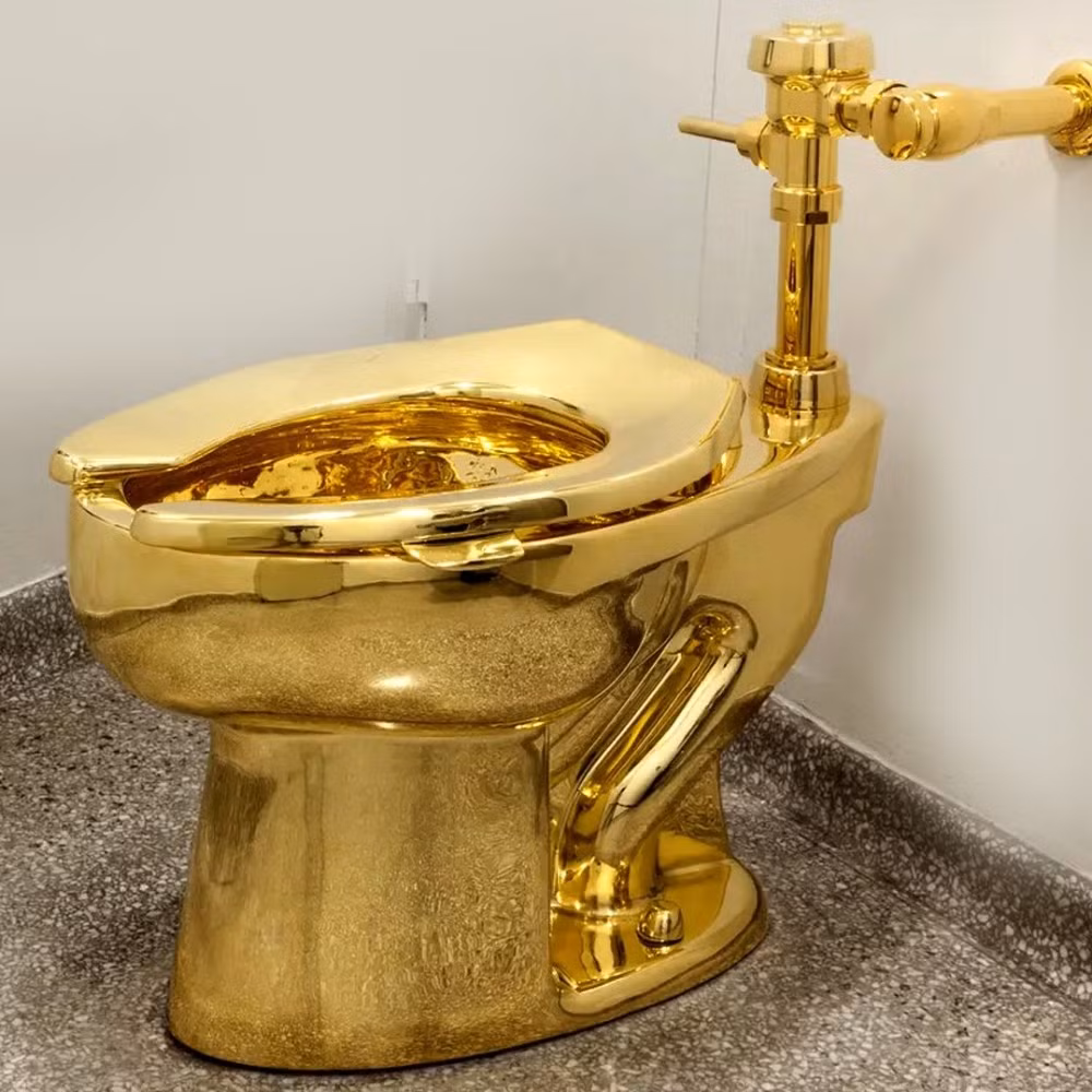 Năm 2019, nhà vệ sinh đầy đủ chức năng làm hoàn toàn bằng vàng 18 karat được trưng bày tại Bảo tàng Guggenheim ở Thành phố New York (Mỹ).